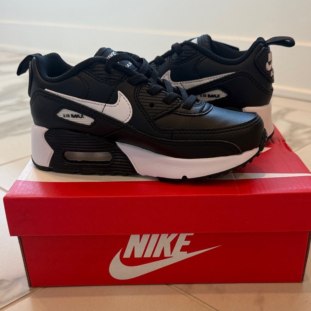 NEW NEVER WORN Nike Kids Black and White Air Max Sneakers
